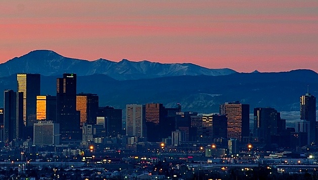 Denver_skyline_sunrise_and_mountains.jpg