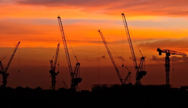 Construction_tower_cranes_sunset.jpg