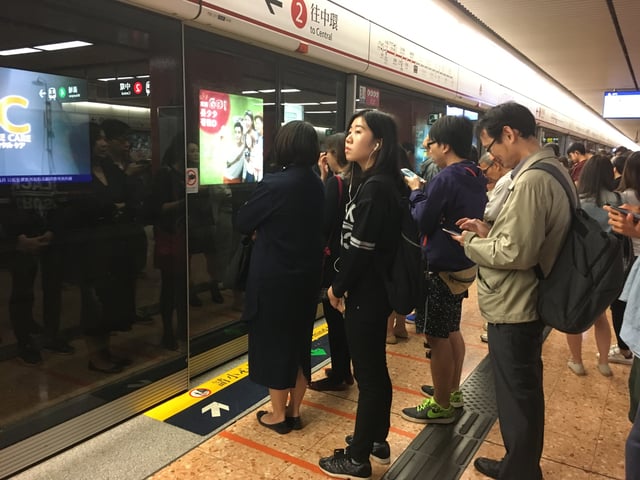 Subway_platform_Hong-Kong_Arlene-Haas